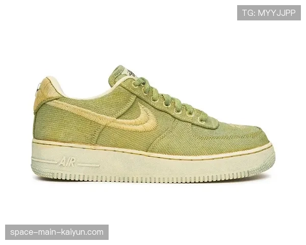 运动品牌Under Armour推出全新女子垒球专业系列装备，主打轻量化设计